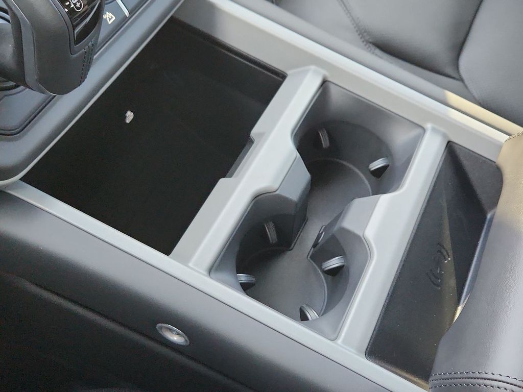 2026 Land Rover Defender V8 - Photo 18