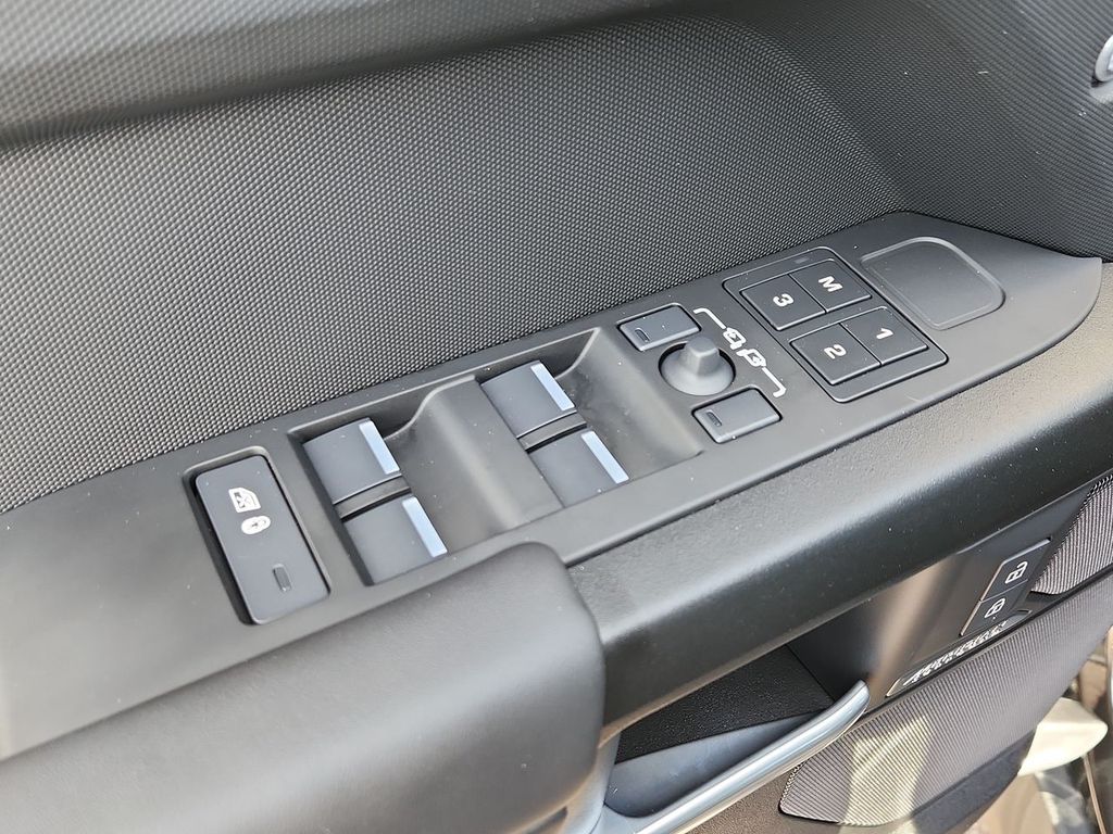 2026 Land Rover Defender V8 - Photo 12