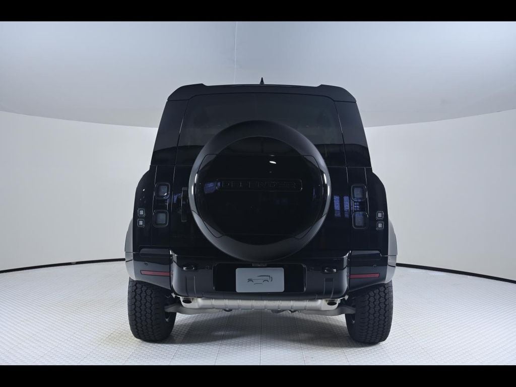 2026 Land Rover Defender 110 X-Dynamic SE photo 4