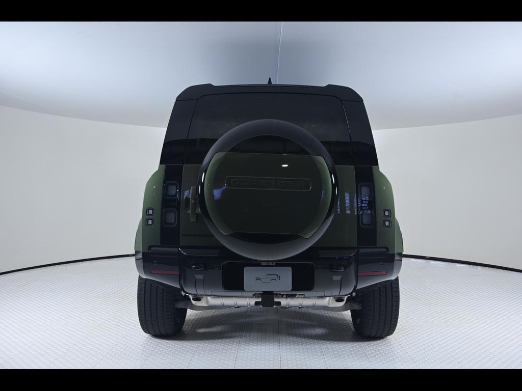 2026 Land Rover Defender 110 X-Dynamic SE photo 3