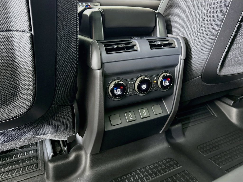 2026 Land Rover Defender OCTA Black - Photo 16