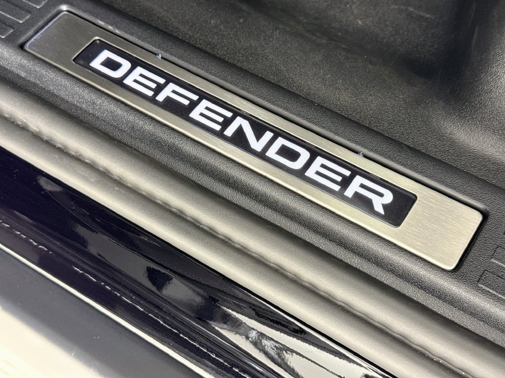 2026 Land Rover Defender OCTA Black - Photo 18