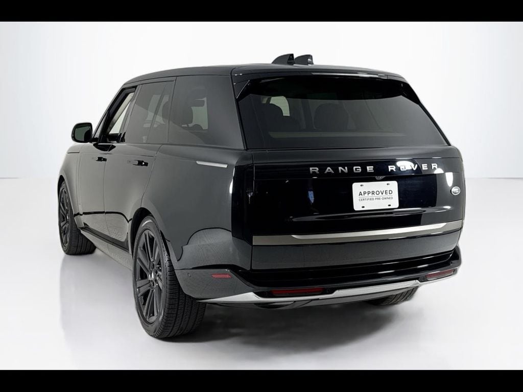 2023 Land Rover Range Rover SE photo 3