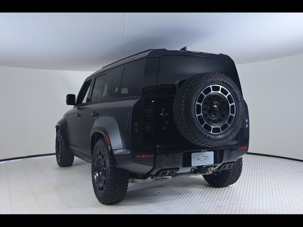 2026 Land Rover Defender 110 photo 2