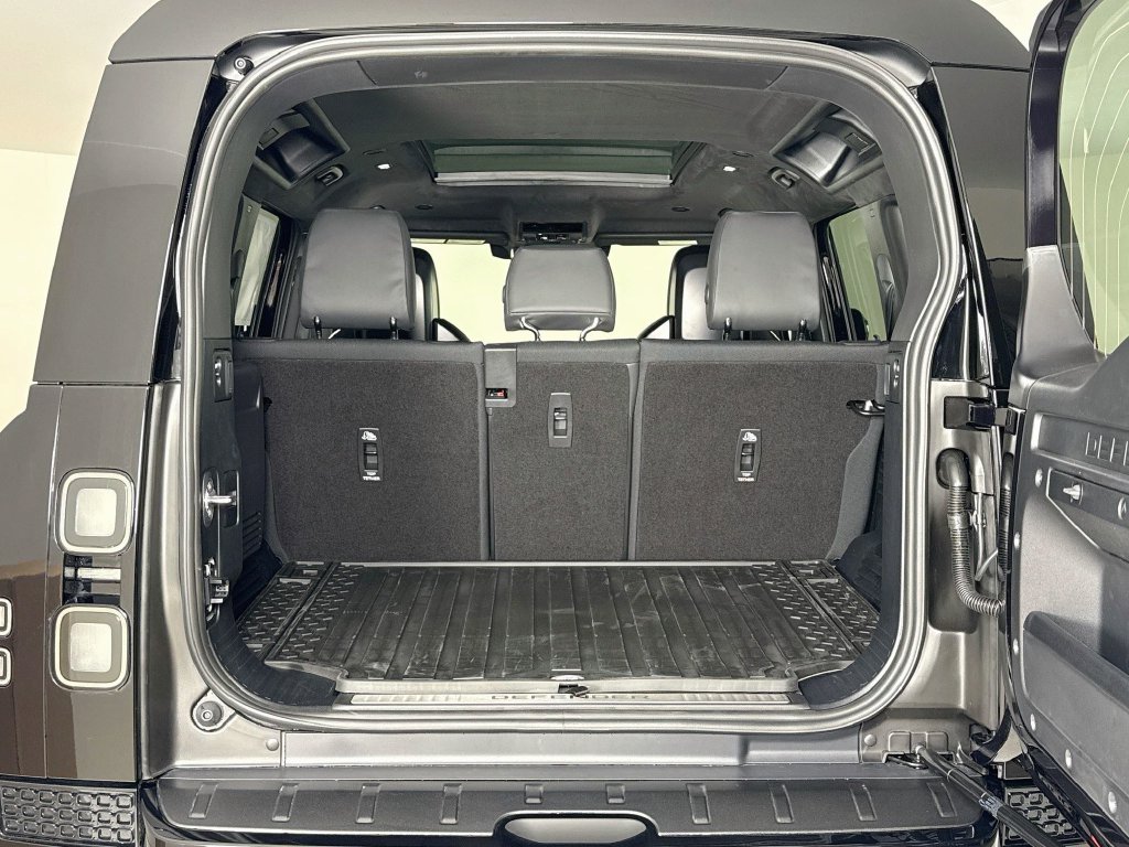 2026 Land Rover Defender OCTA Black - Photo 28