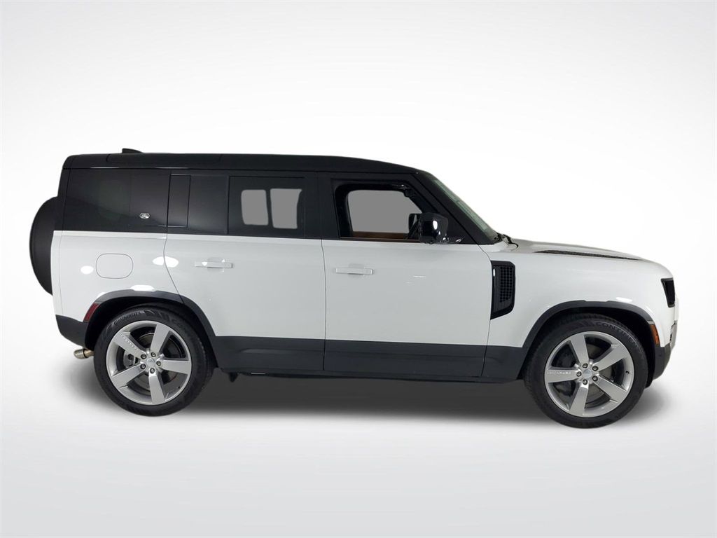2024 Land Rover Defender 110 SE photo 3