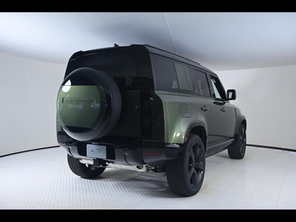 2026 Land Rover Defender 110 X-Dynamic SE photo 4