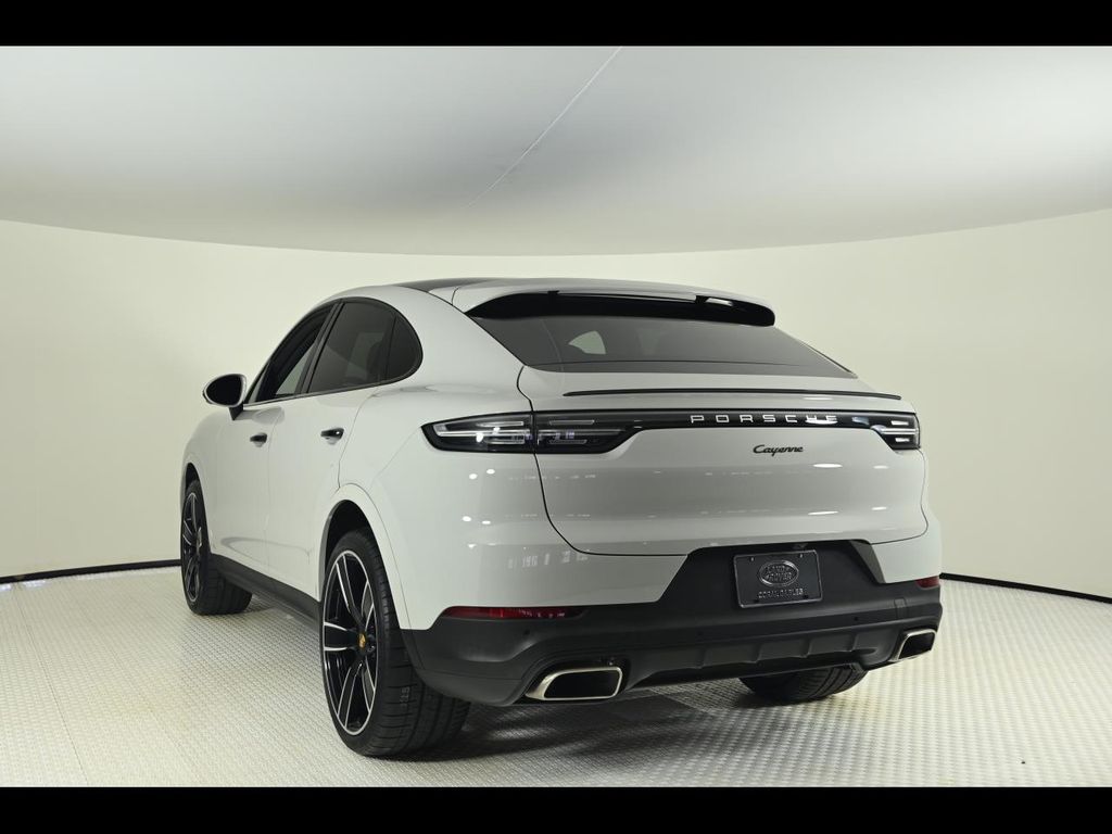 2022 Porsche Cayenne Coupe Base photo 2