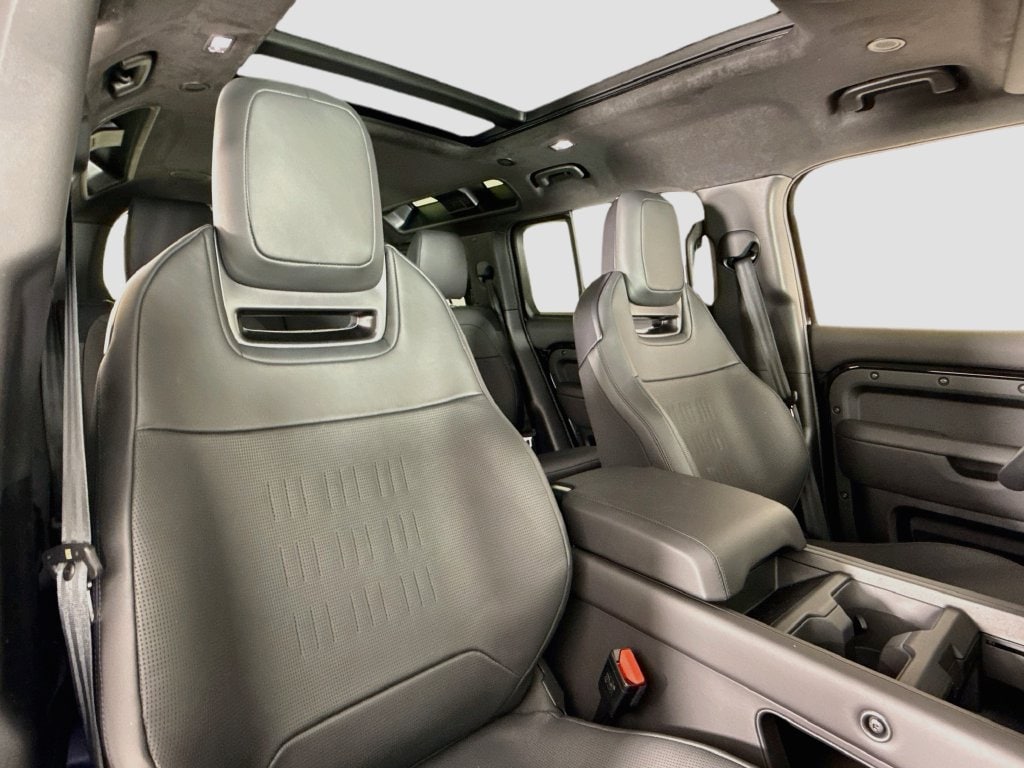 2026 Land Rover Defender OCTA Black - Photo 14