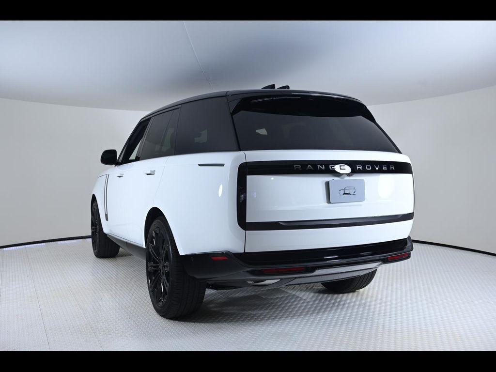 2026 Land Rover Range Rover SE photo 3
