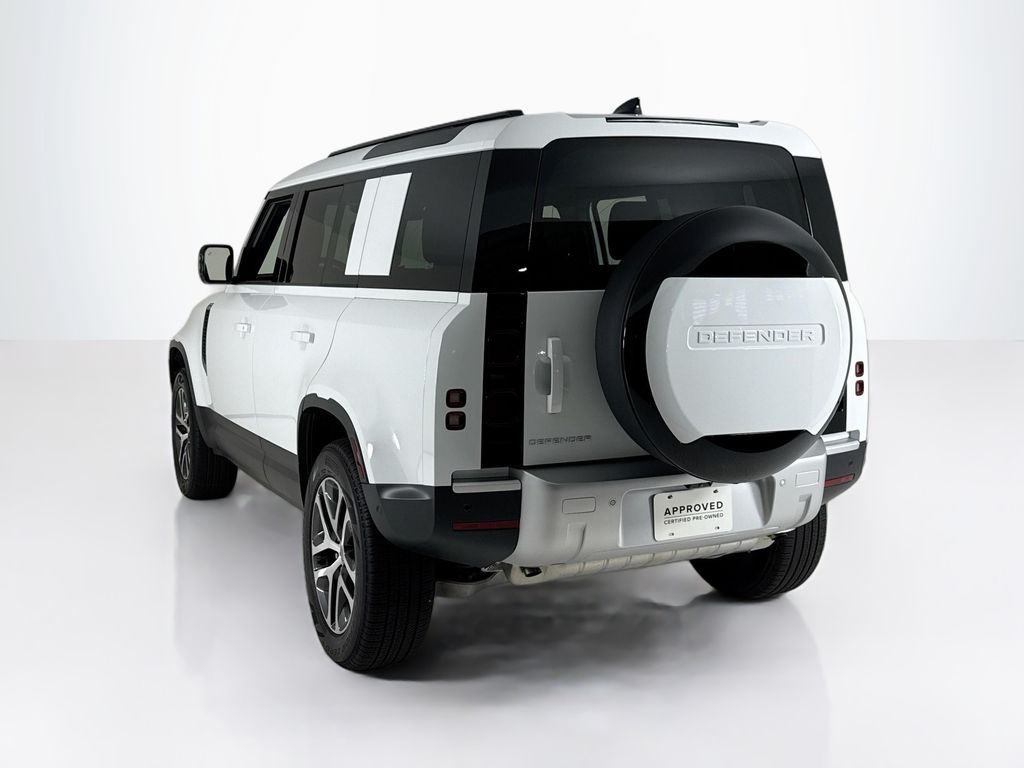 2025 Land Rover Defender 110 S photo 3
