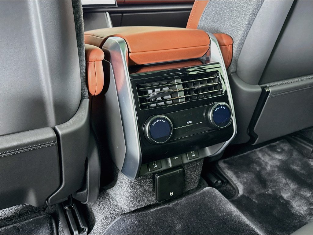 2026 Land Rover Range Rover SV - Photo 17
