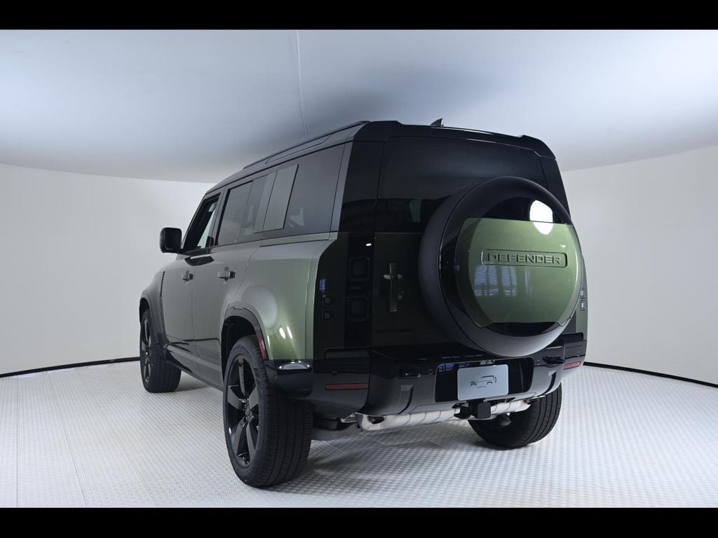 2026 Land Rover Defender 110 X-Dynamic SE photo 2