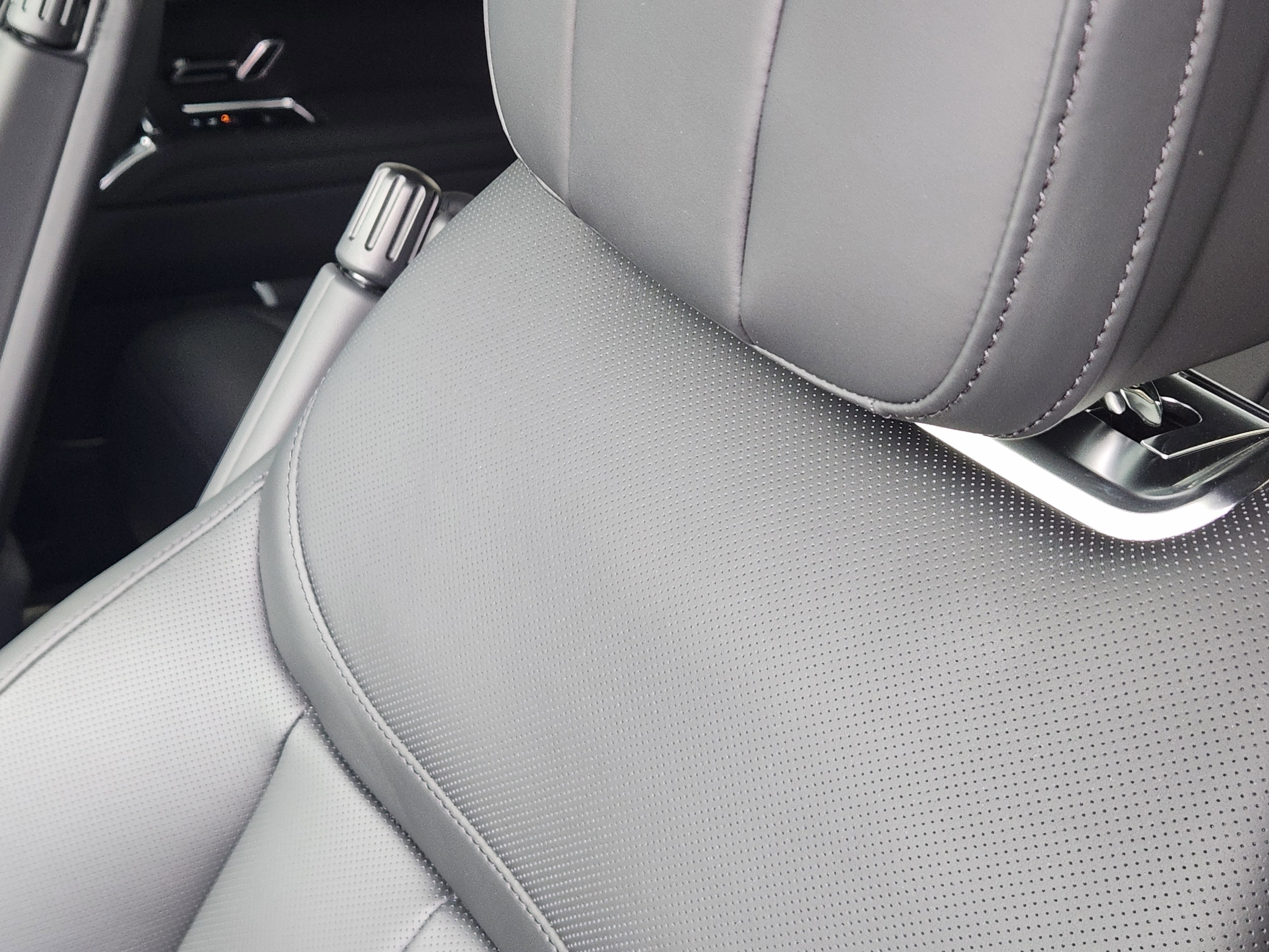 2025 Land Rover Range Rover SE - Photo 11