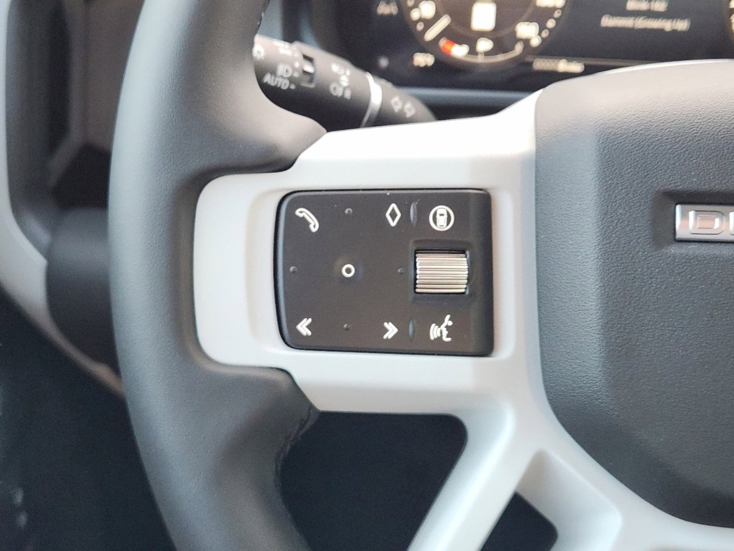 2025 Land Rover Defender X-Dynamic SE - Photo 22