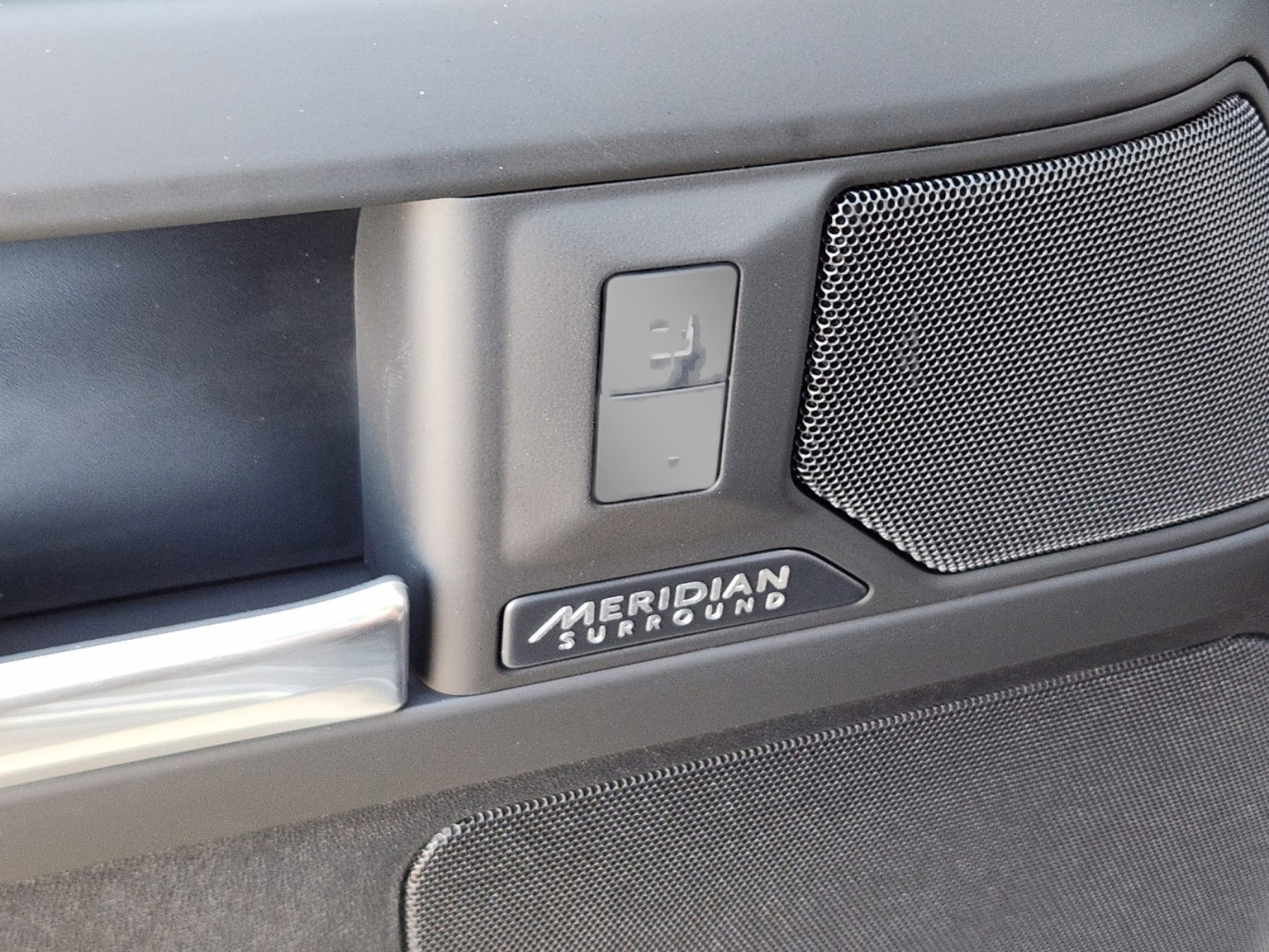2025 Land Rover Defender X-Dynamic SE - Photo 17