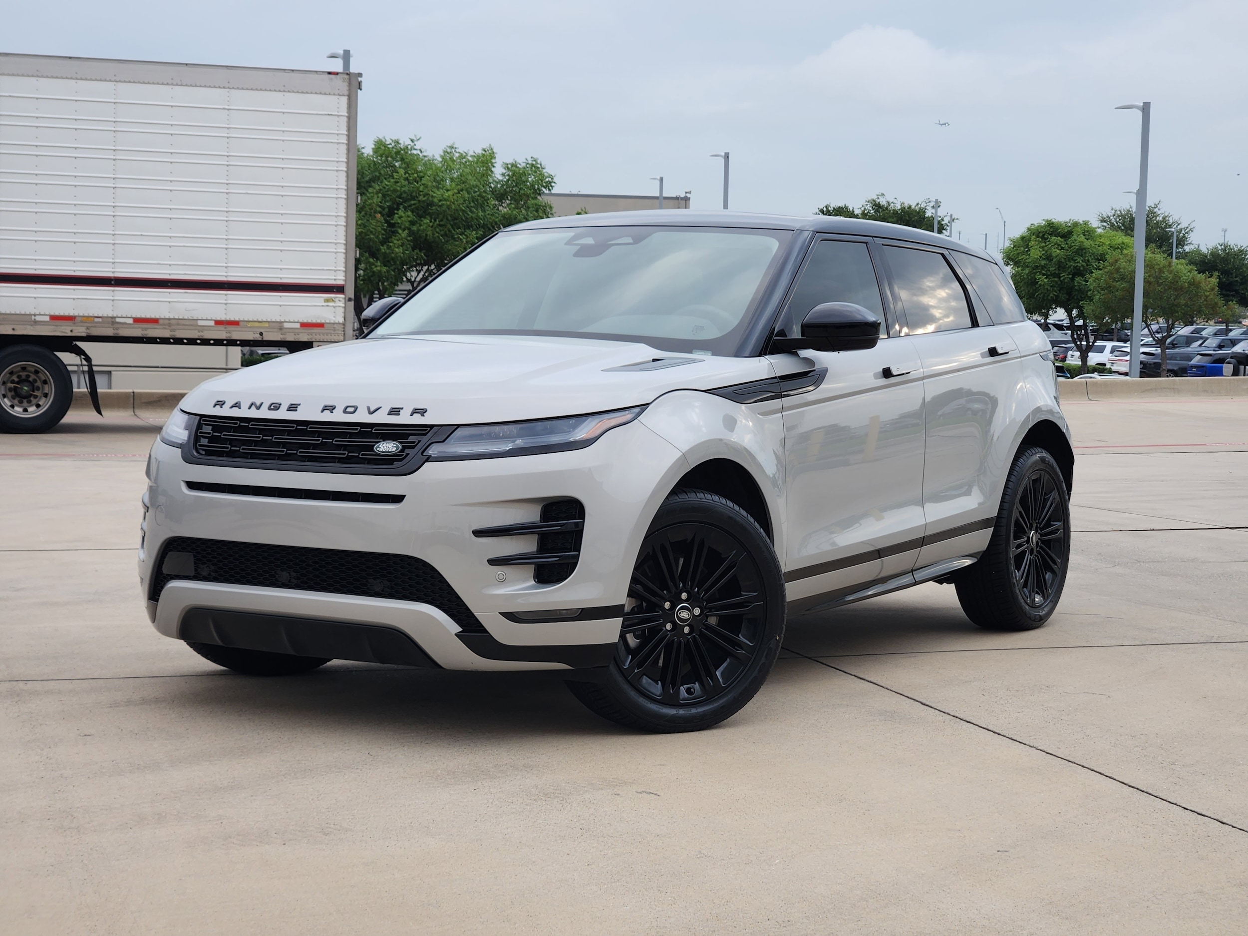 2025 Land Rover Range Rover Evoque Dynamic SE's photo
