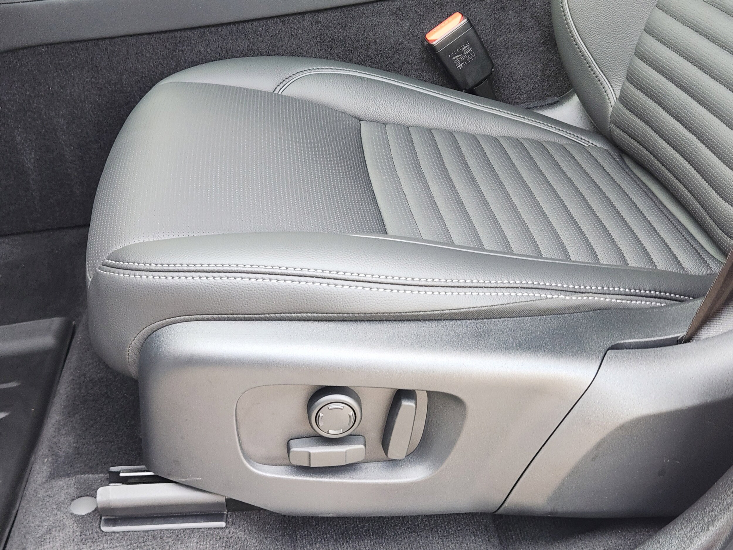 2025 Land Rover Discovery Sport Dynamic SE - Photo 18