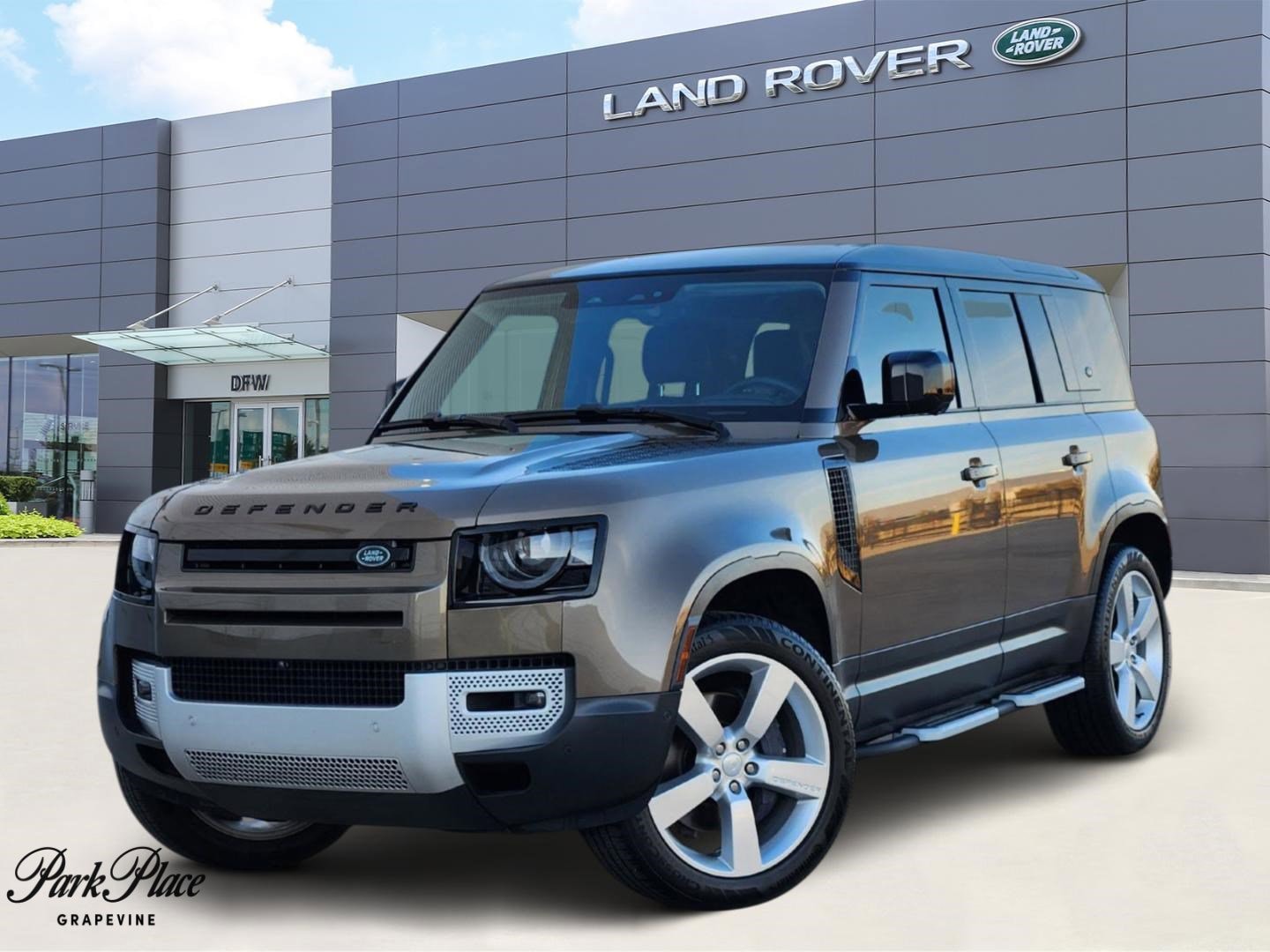 2024 Land Rover Defender SE's photo