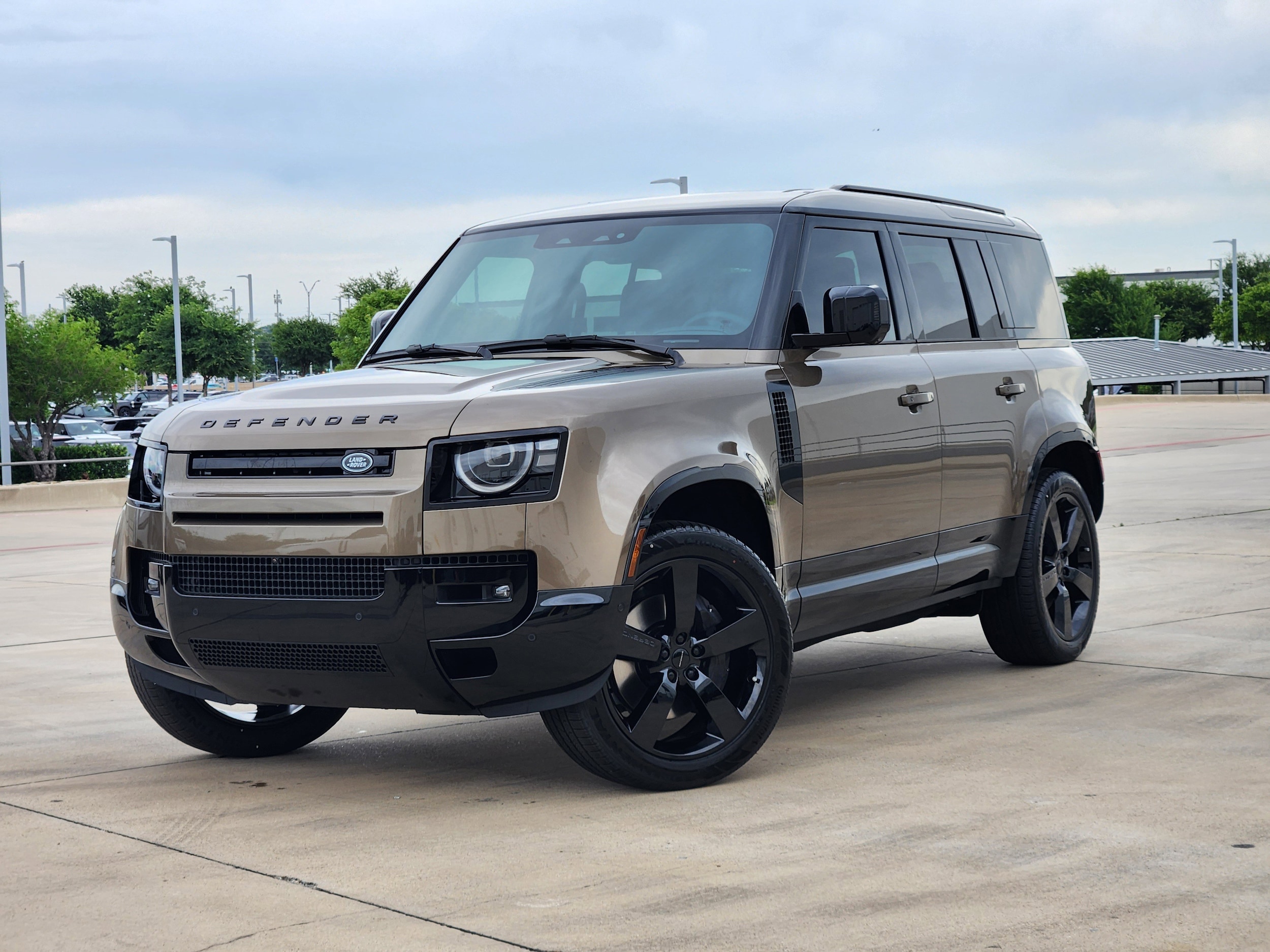 2026 Land Rover Defender 110 X-Dynamic SE P400's photo