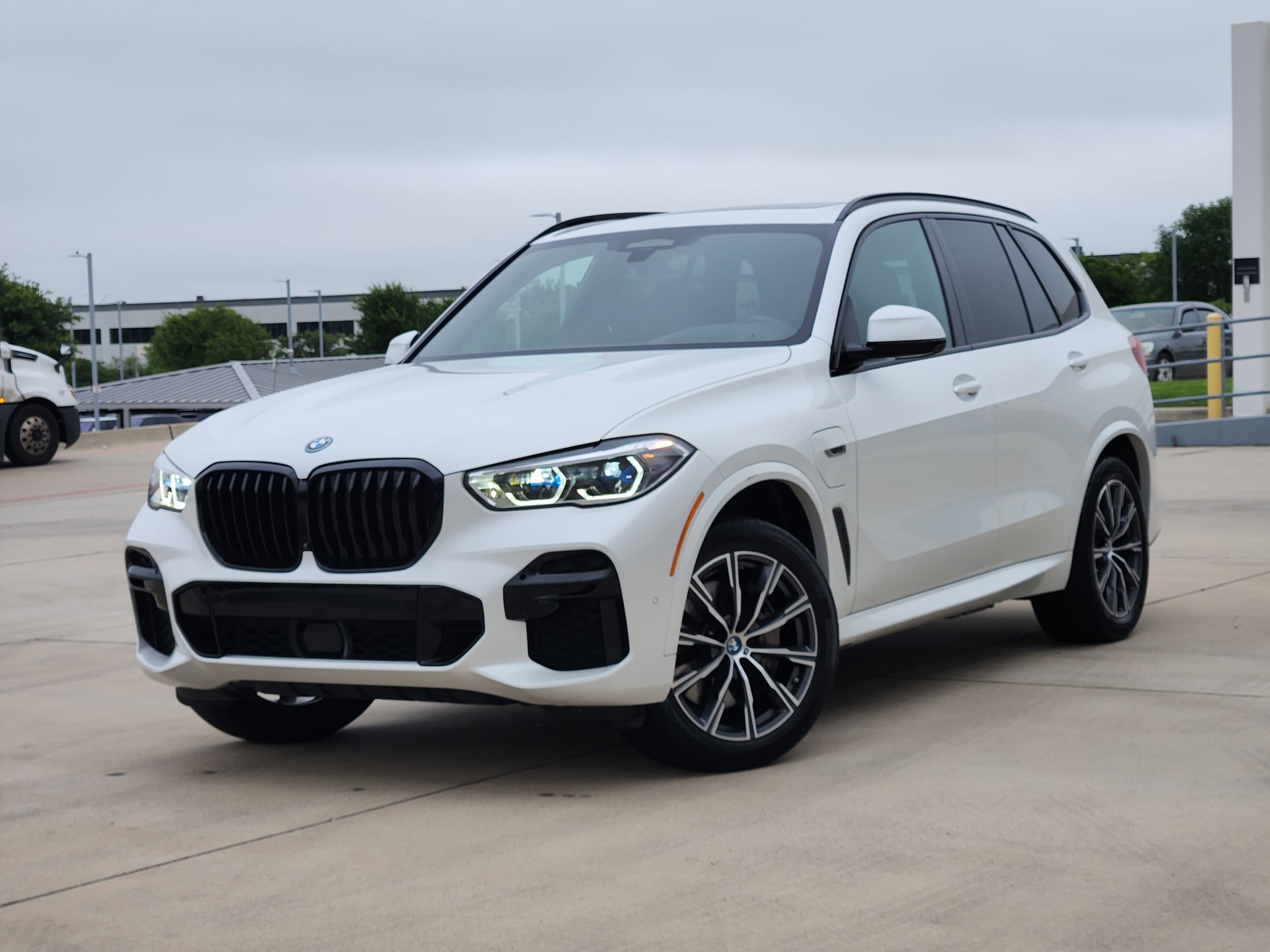 2023 BMW X5 xDrive45e's photo