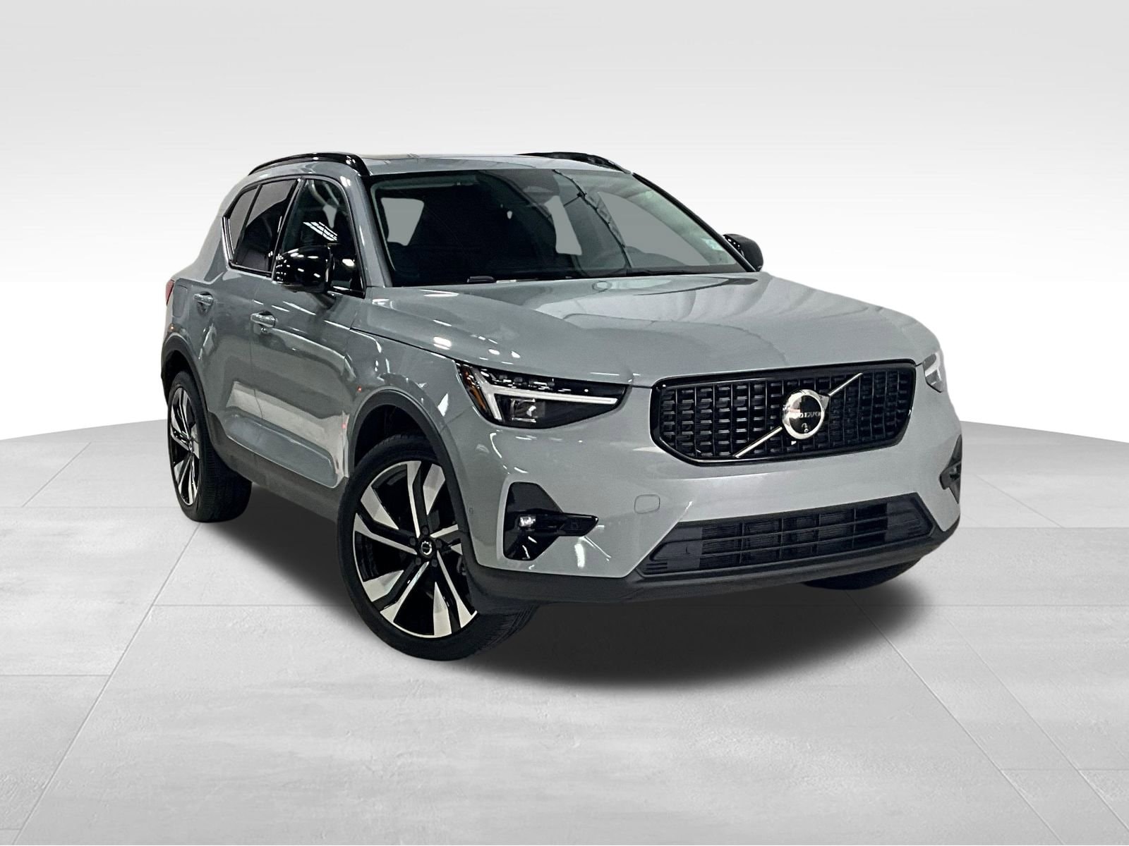 2024 Volvo XC40 B5 Plus Dark AWD's photo