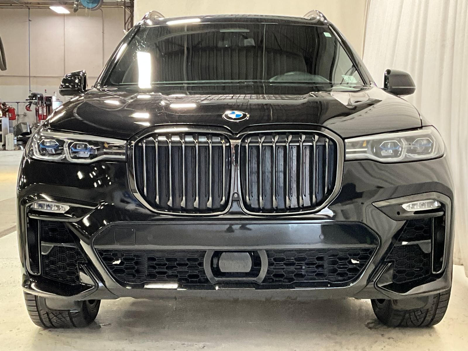 Used 2020 BMW X7 M50i with VIN 5UXCX6C01L9B33651 for sale in Des Moines, IA