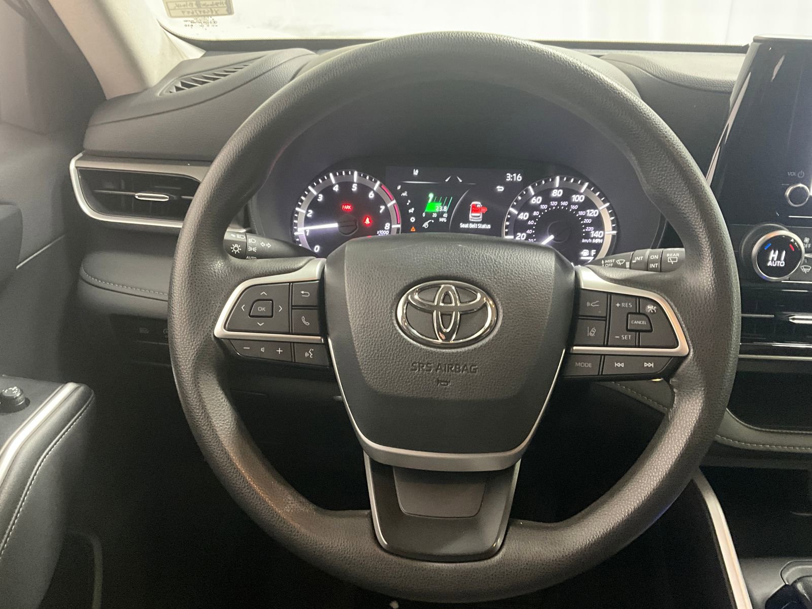 2023 Toyota Highlander L photo 4
