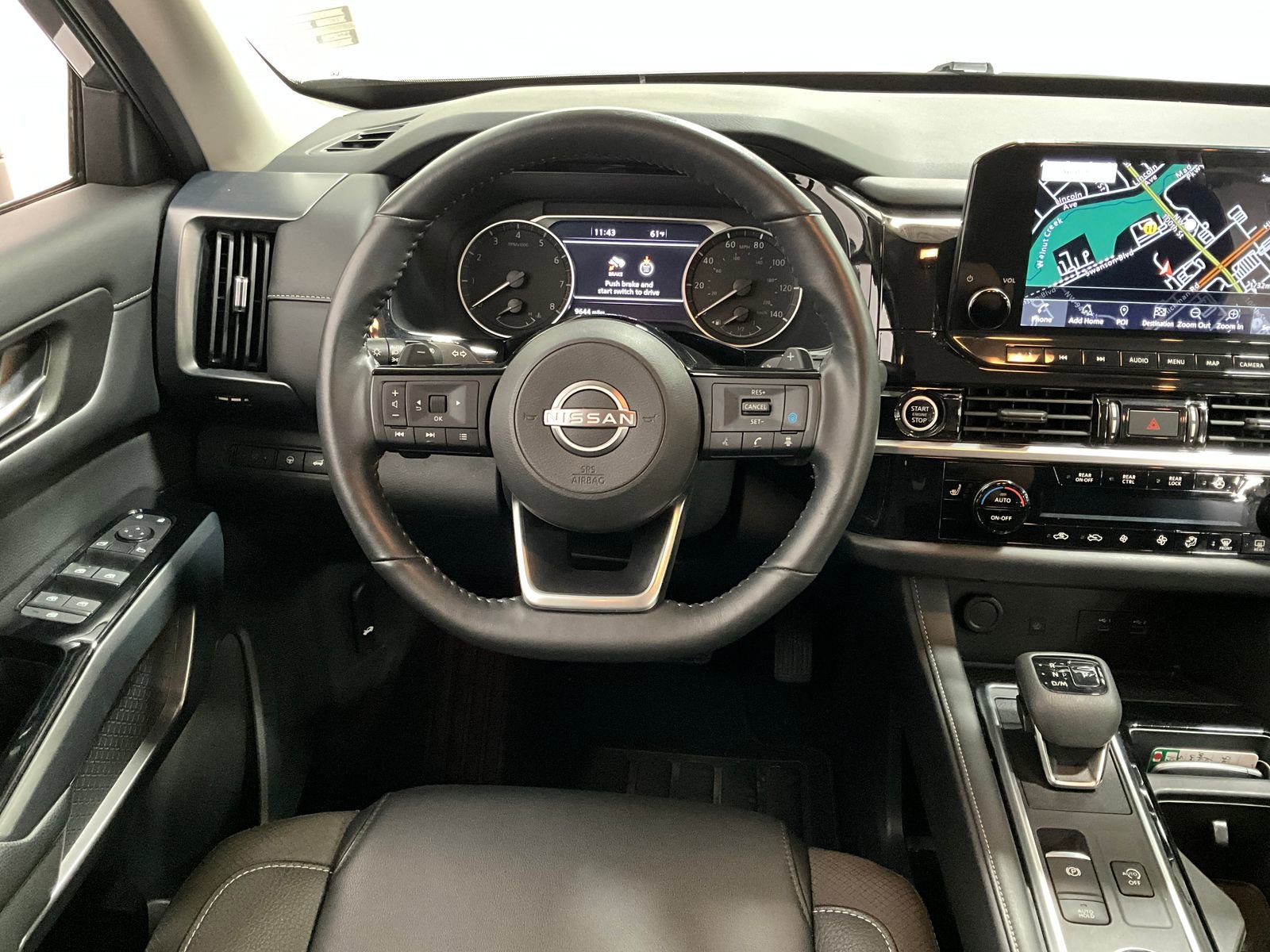 2023 Nissan Pathfinder SL photo 2