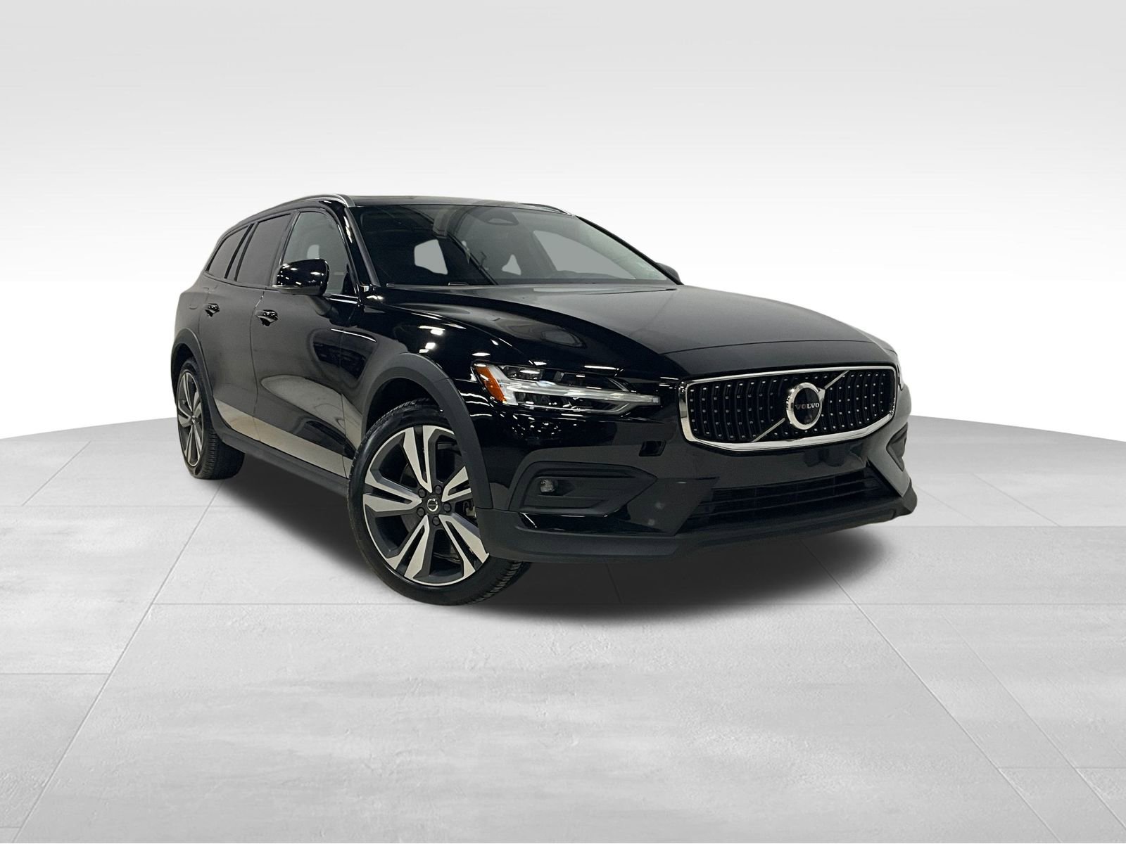 2025 Volvo V60 Cross Country Plus's photo