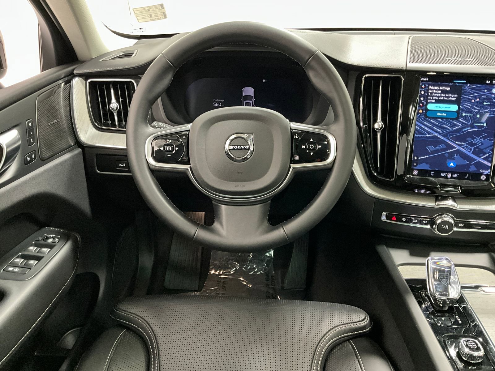 2025 Volvo XC60 B5 photo 4