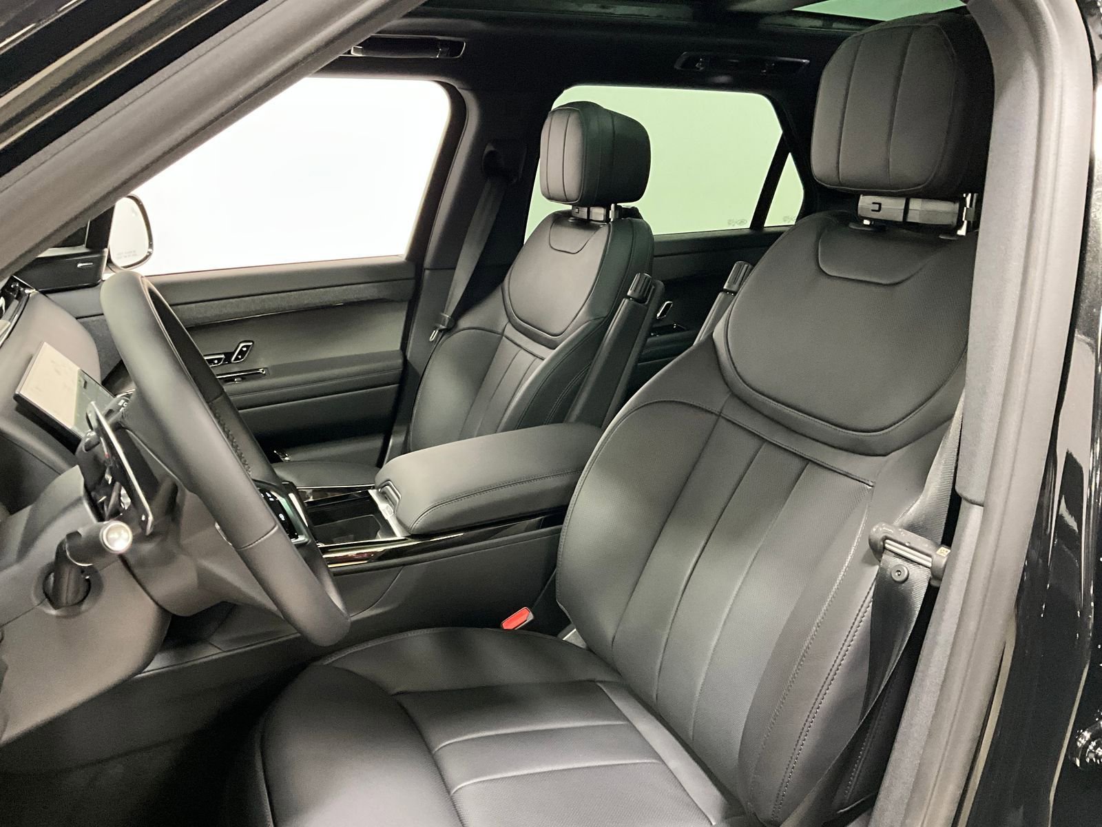 2025 Land Rover Range Rover Sport P360 SE photo 3