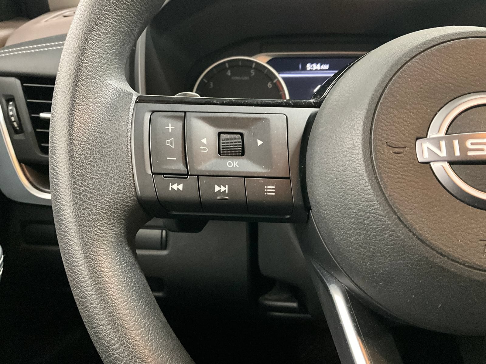 2023 Nissan Rogue SV - Photo 16