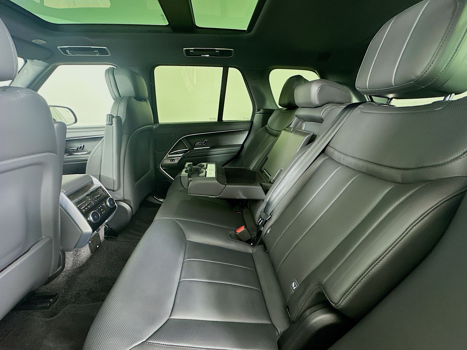 2025 Land Rover Range Rover SE - Photo 35
