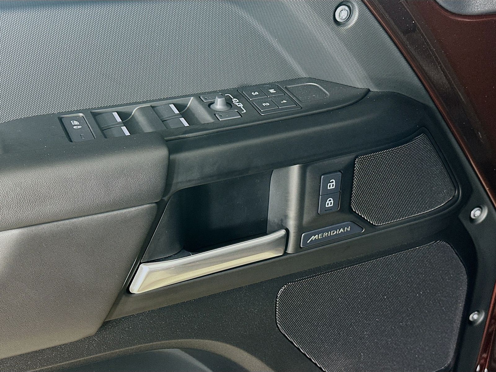 2025 Land Rover Defender S - Photo 17