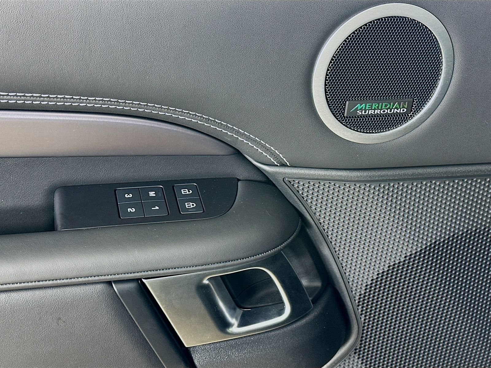 2025 Land Rover Discovery Metropolitan Edition - Photo 16