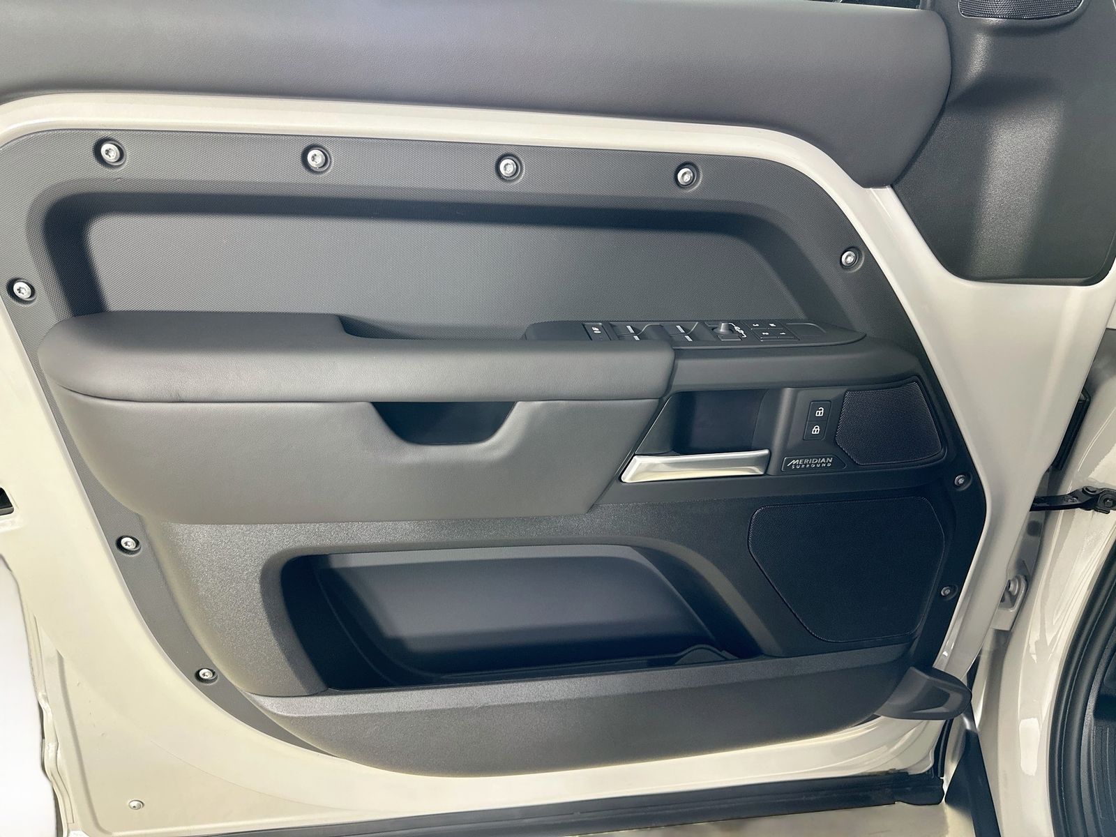 2026 Land Rover Defender X-Dynamic SE - Photo 17