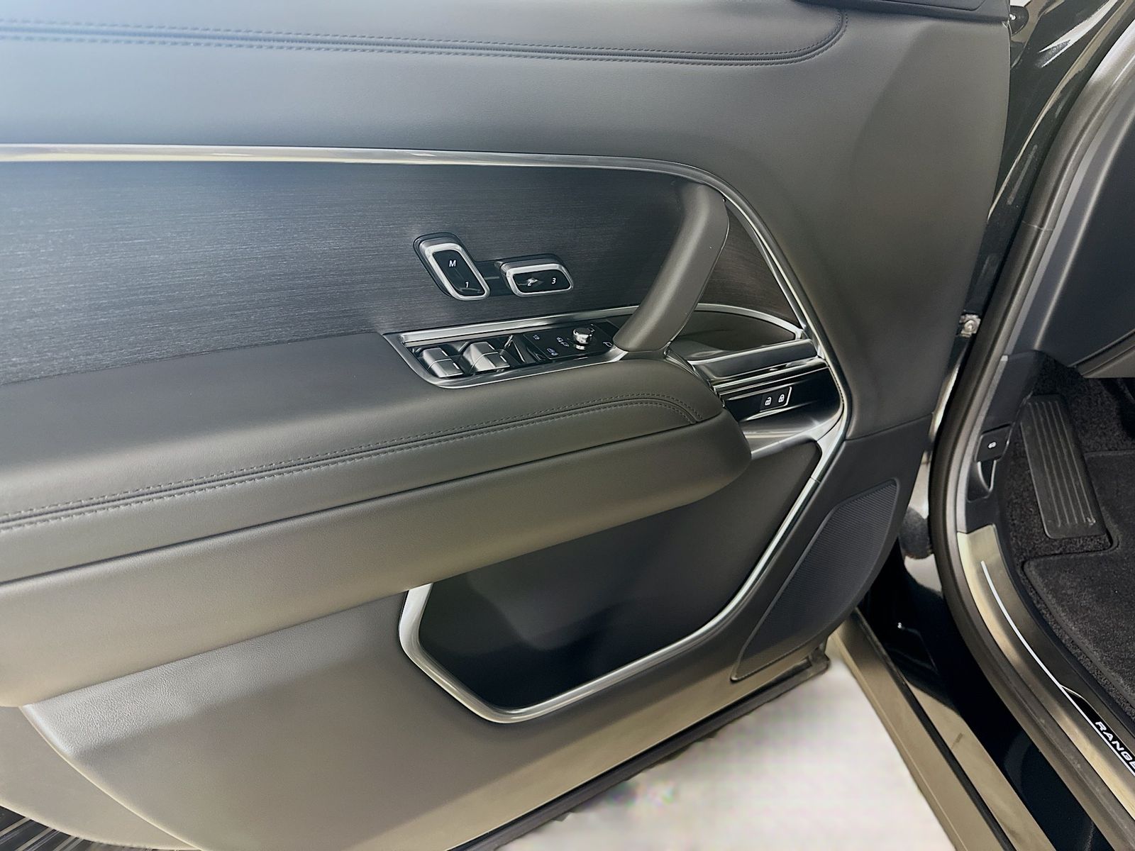 2025 Land Rover Range Rover SE - Photo 15