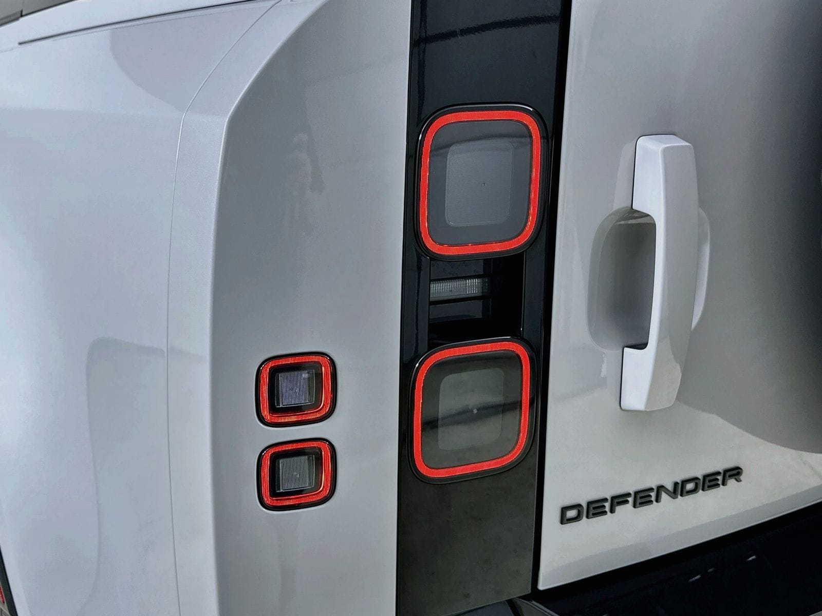 2026 Land Rover Defender X-Dynamic SE - Photo 13