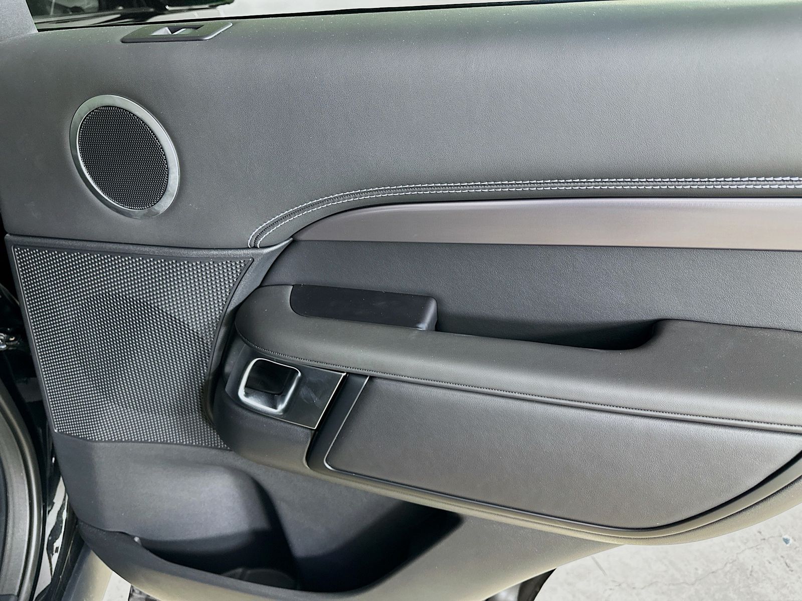 2025 Land Rover Discovery Metropolitan Edition - Photo 41