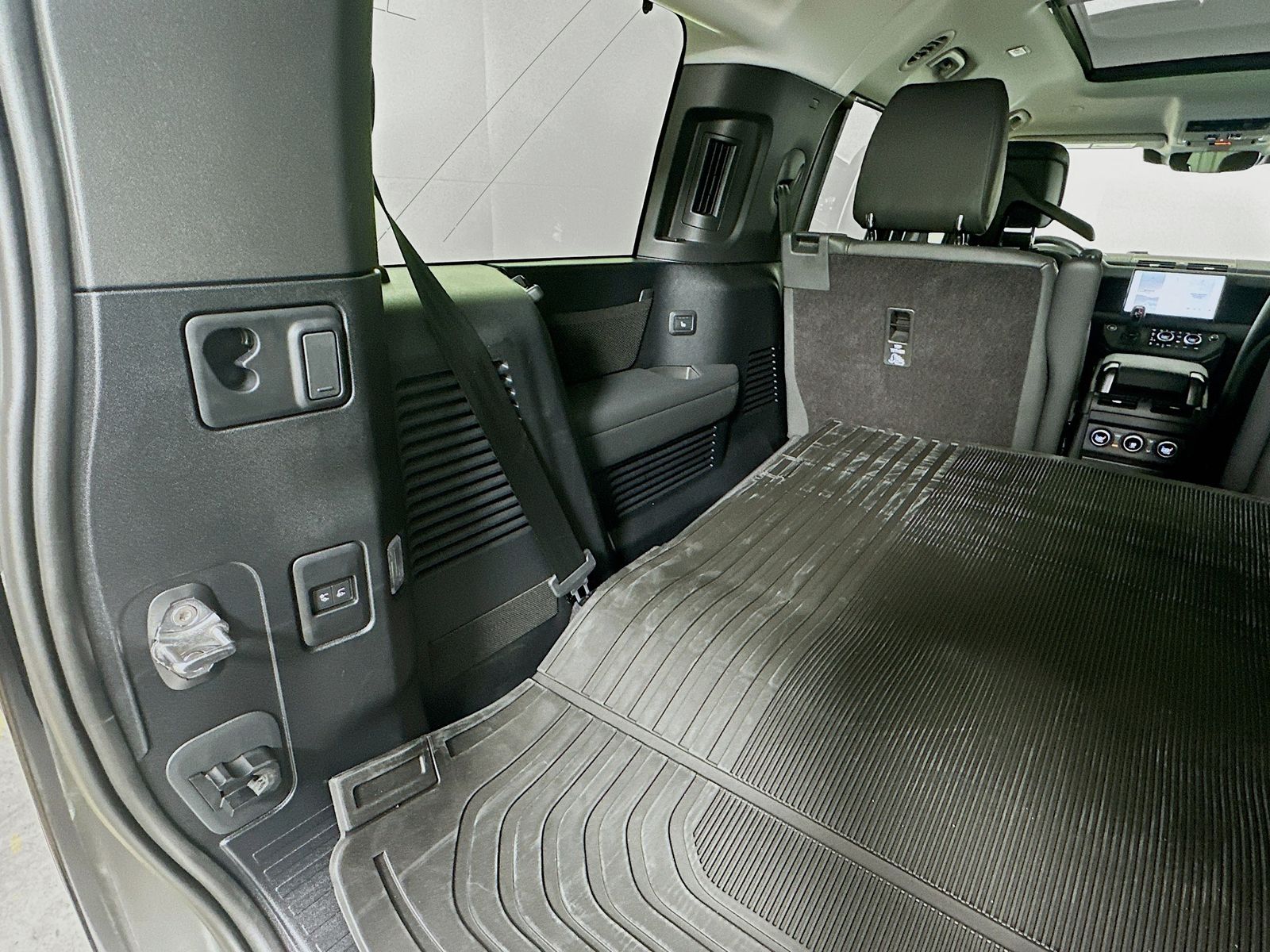 2025 Land Rover Defender S - Photo 36