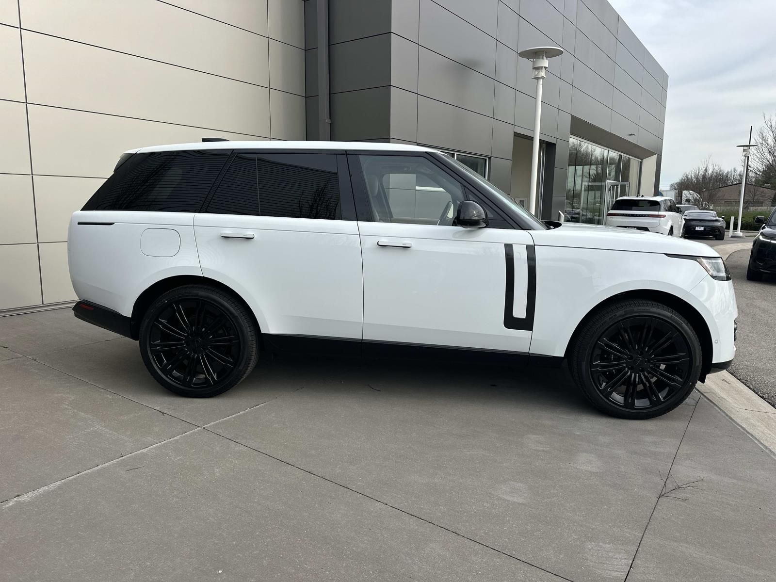 2026 Land Rover Range Rover SE - Photo 4