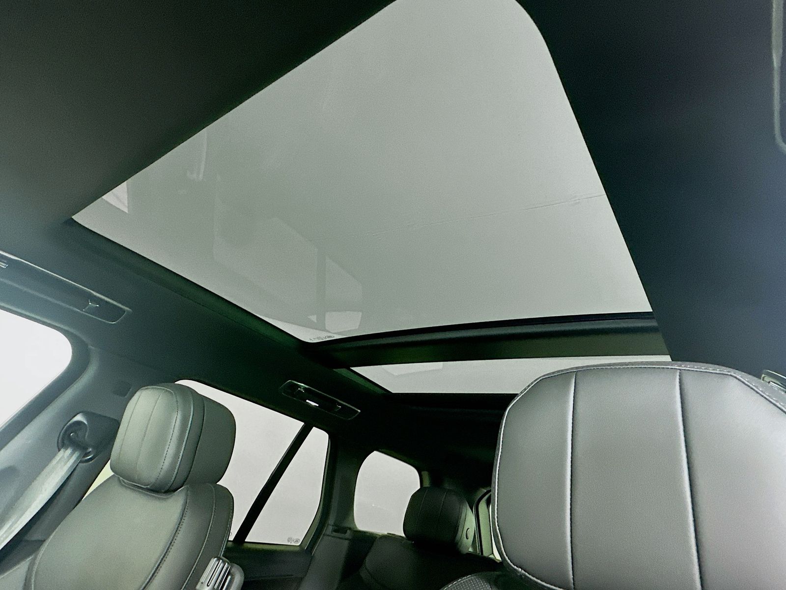 2025 Land Rover Range Rover SE - Photo 28