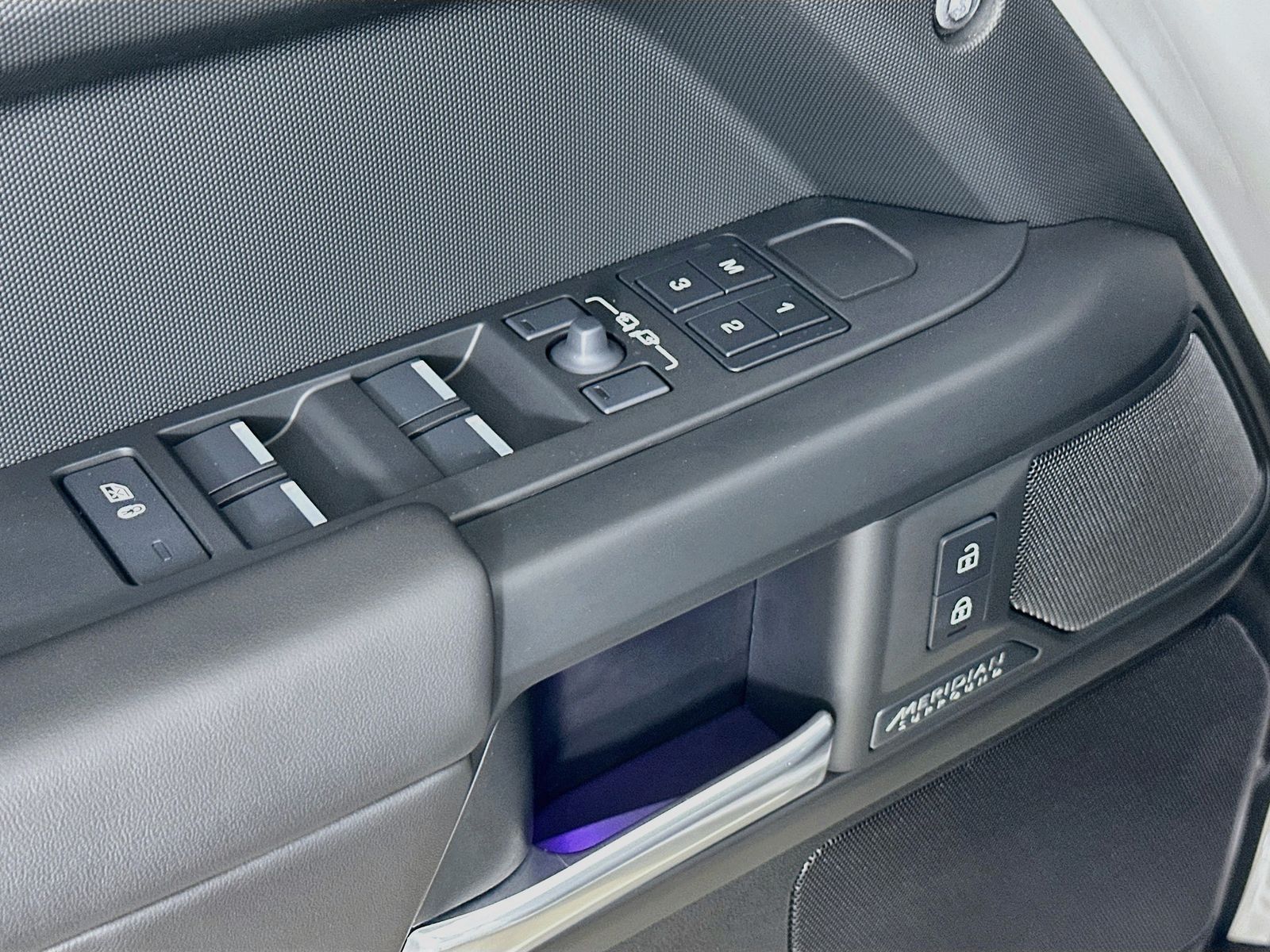 2026 Land Rover Defender X-Dynamic SE - Photo 18