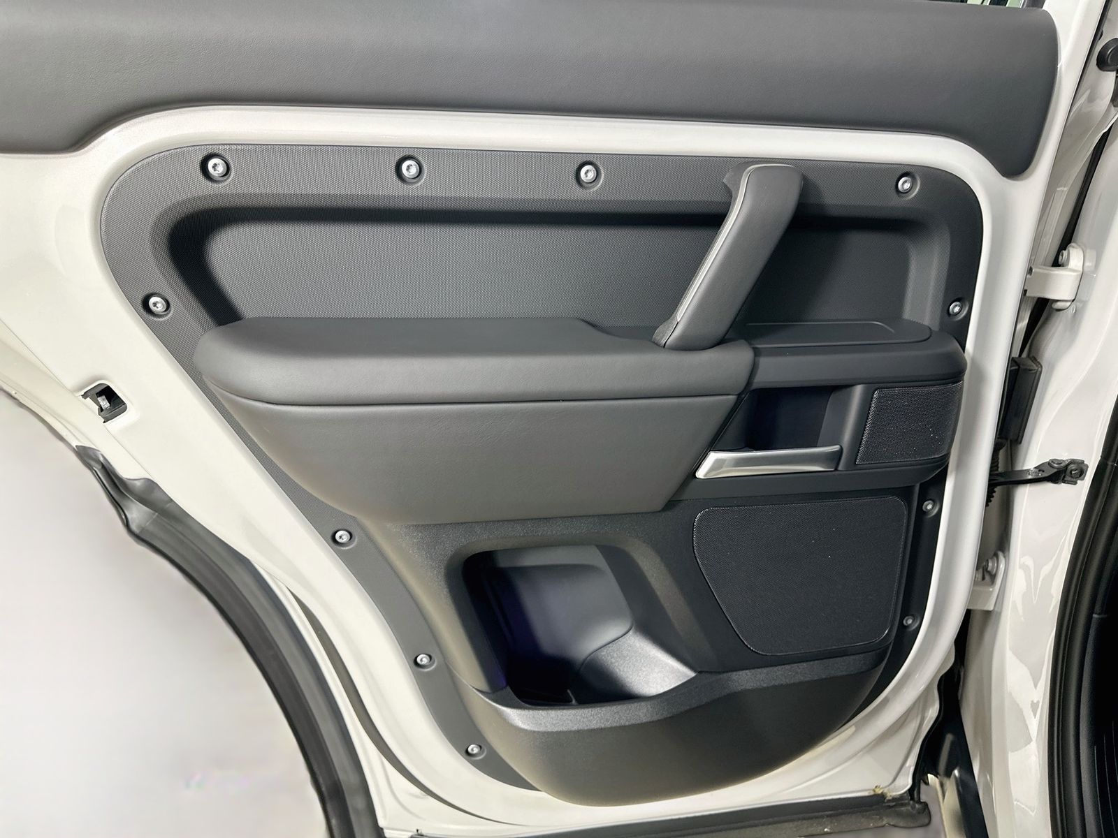 2026 Land Rover Defender X-Dynamic SE - Photo 35