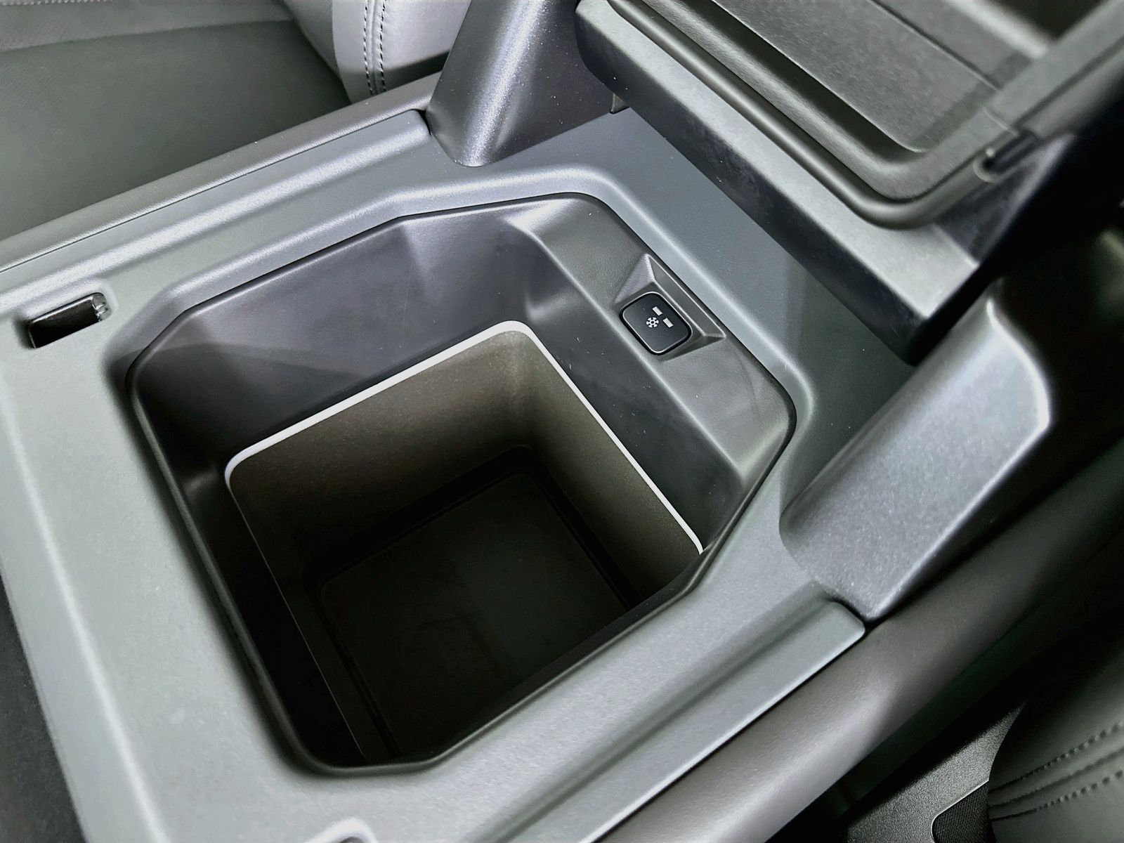 2026 Land Rover Defender X-Dynamic SE - Photo 29