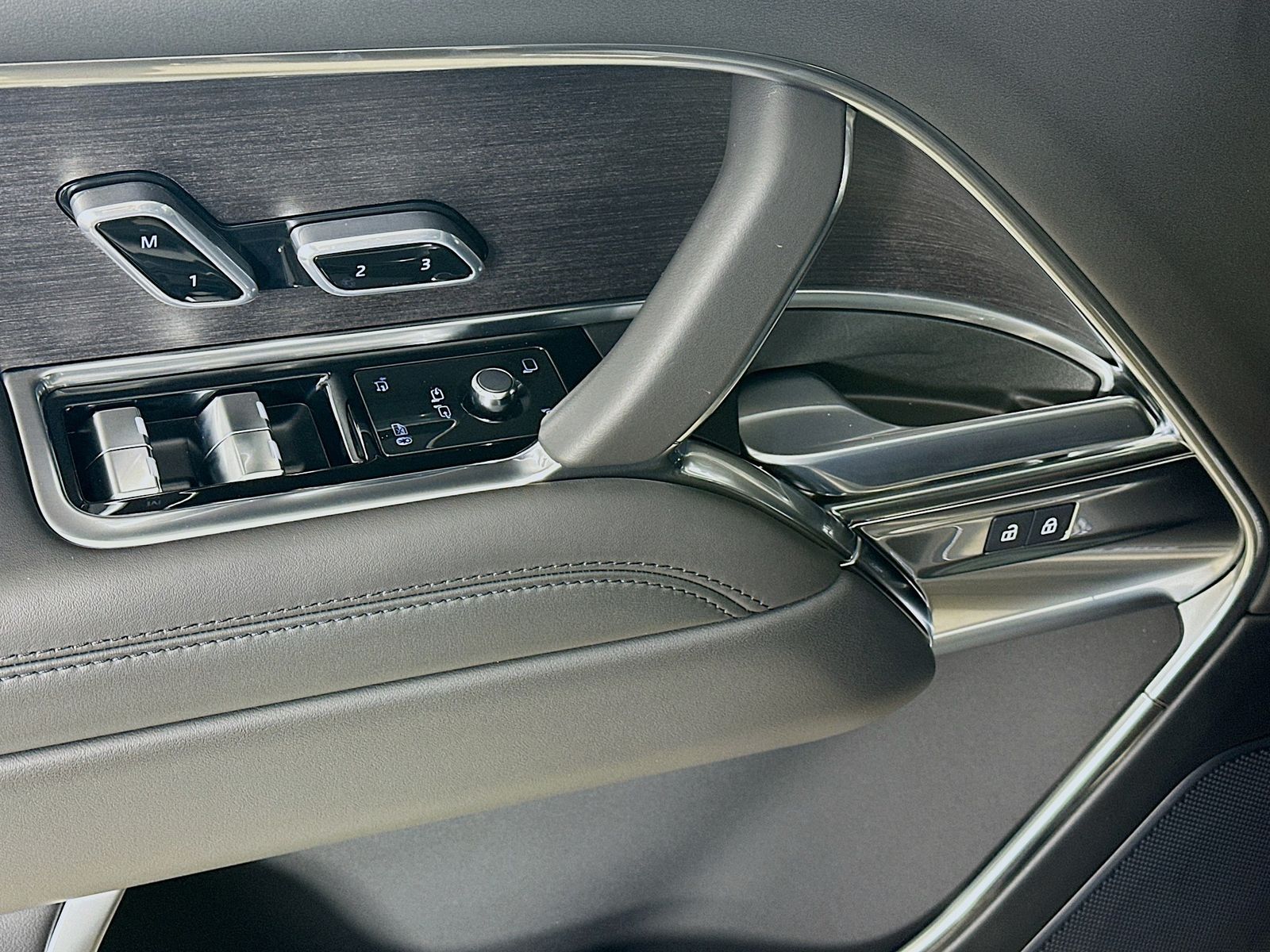 2025 Land Rover Range Rover SE - Photo 16
