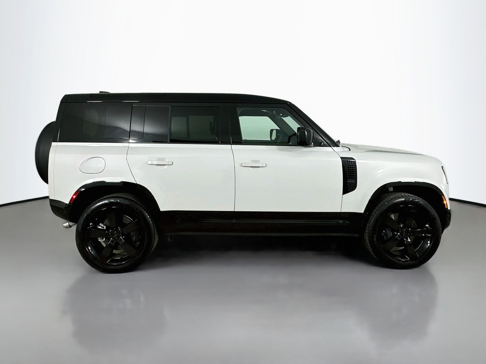 2026 Land Rover Defender X-Dynamic SE - Photo 4