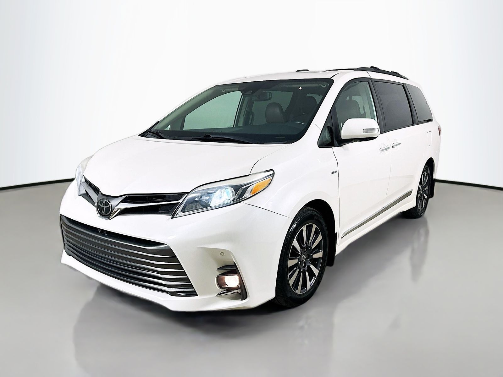 2019 Toyota Sienna Limited V6 AWD 7-Passenger's photo