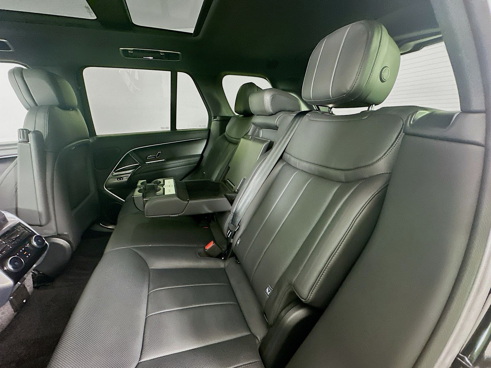 2025 Land Rover Range Rover SE - Photo 33